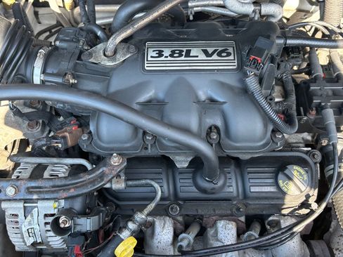 Used 2009 Chrysler Town & Country Touring FWD image 17