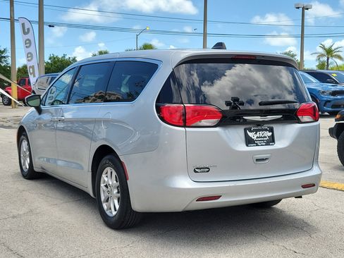 Used 2023 Chrysler Voyager LX FWD image 3