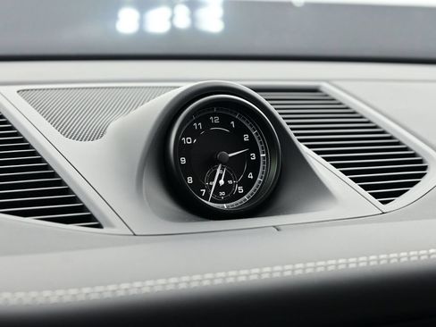 Certified 2026 Porsche Macan AWD/4WD image 12