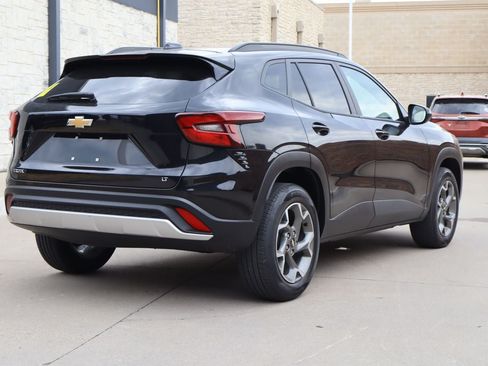 Used 2025 Chevrolet Trax LT w/ LT Convenience Package FWD image 3