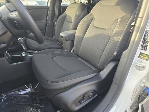 Used 2023 Jeep Renegade Latitude w/ Premium Group image 5