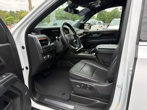 Used 2025 GMC Yukon Denali RWD image 9