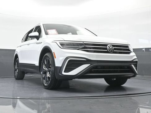 Used 2024 Volkswagen Tiguan SE FWD image 61