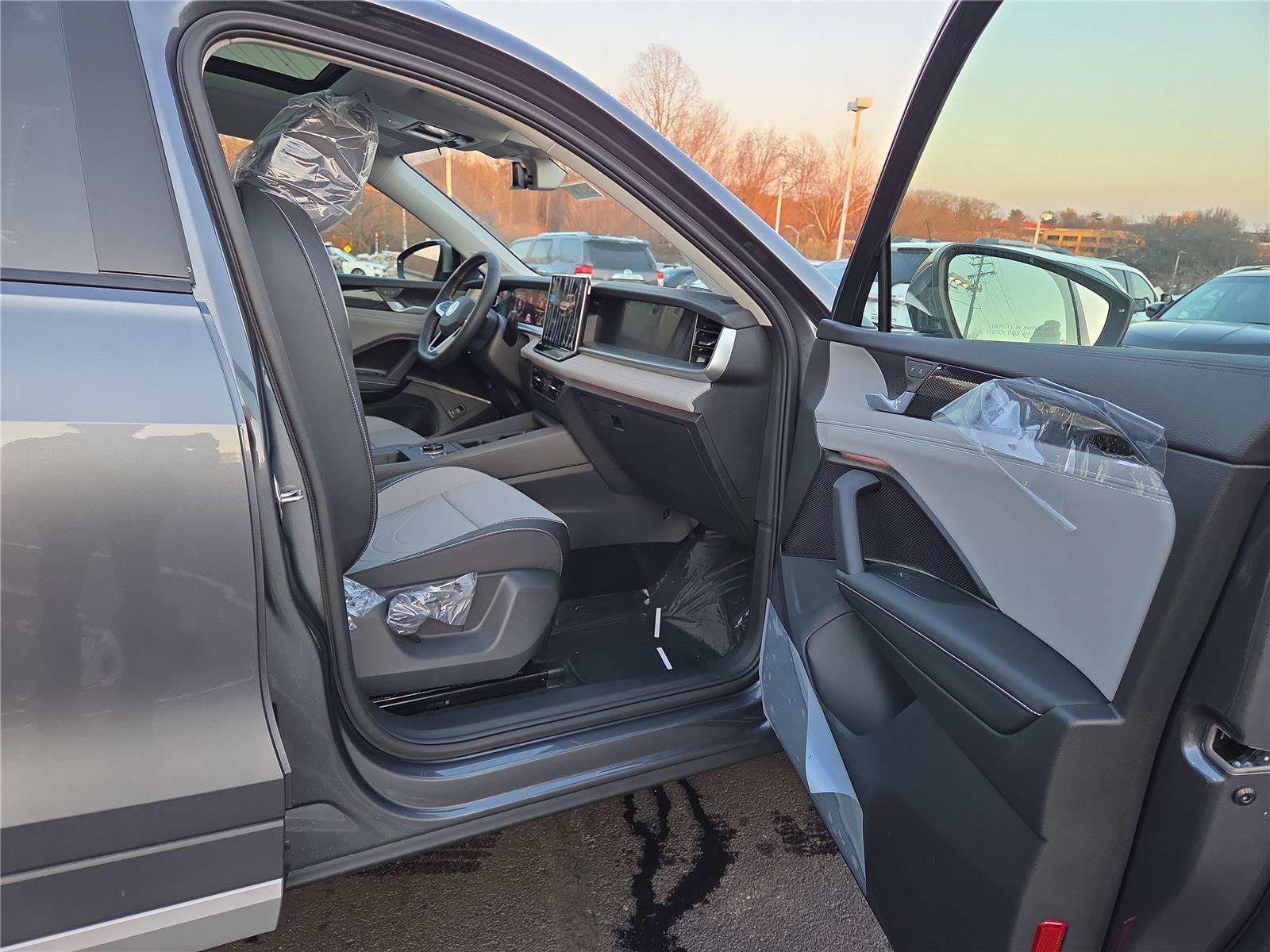 Used 2026 Volkswagen Tiguan SE AWD/4WD image 25