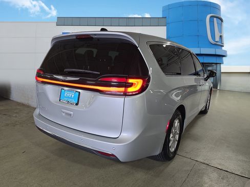 Used 2023 Chrysler Pacifica Touring-L FWD image 5