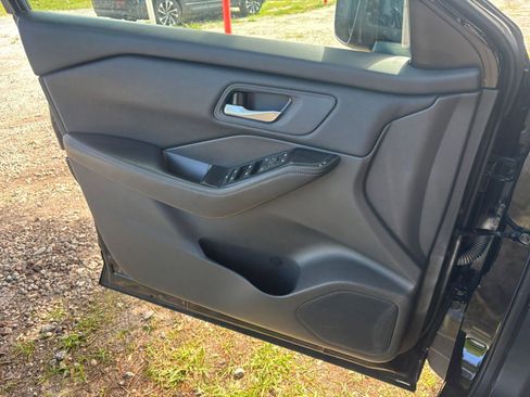 Used 2025 Nissan Rogue SV FWD image 18