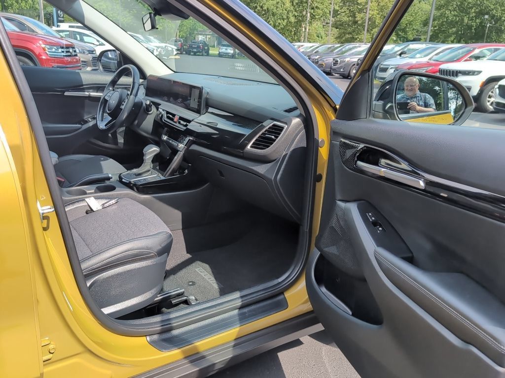 Used 2024 Kia Seltos S AWD/4WD image 6