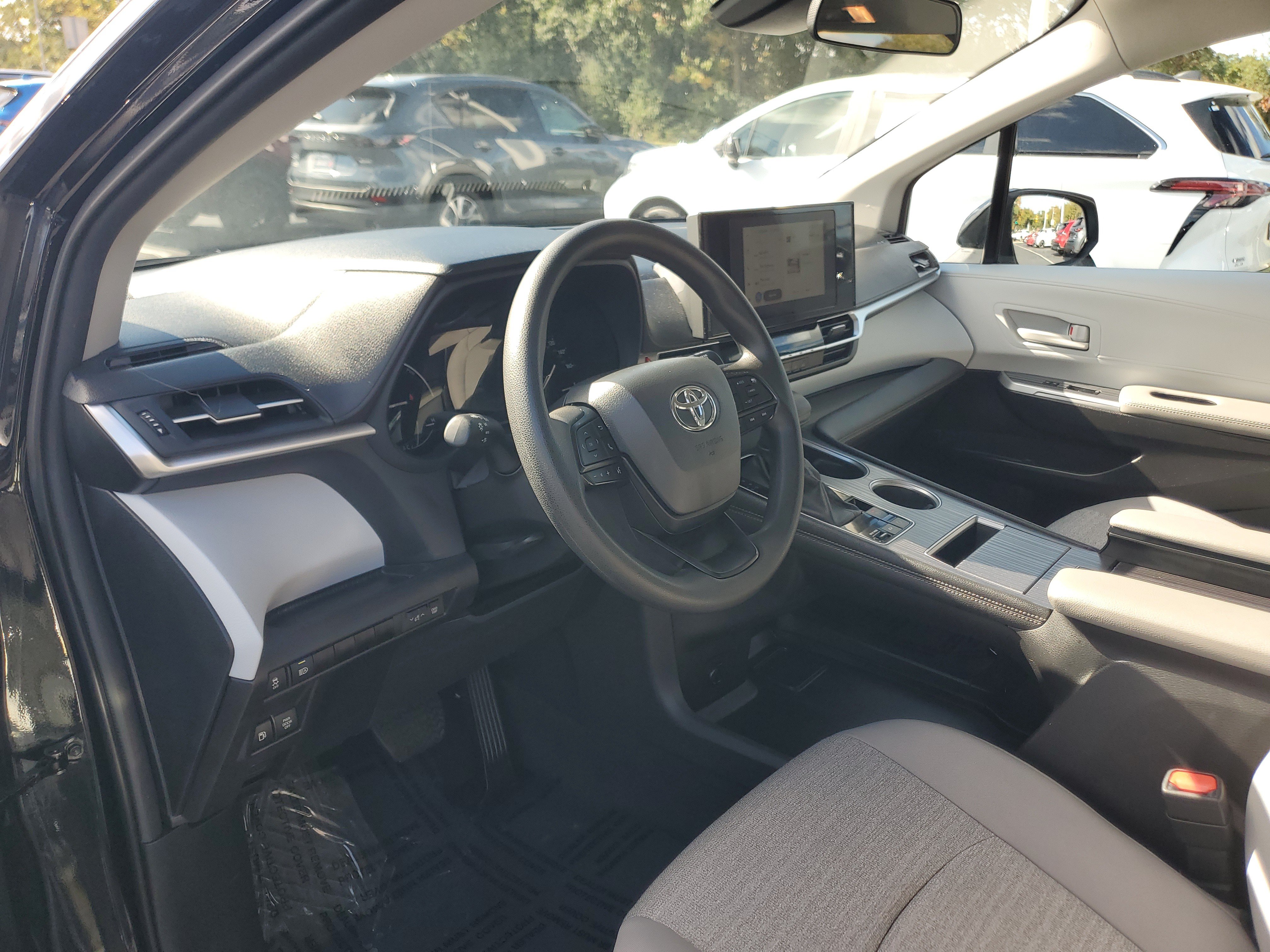 Certified 2025 Toyota Sienna LE FWD image 20