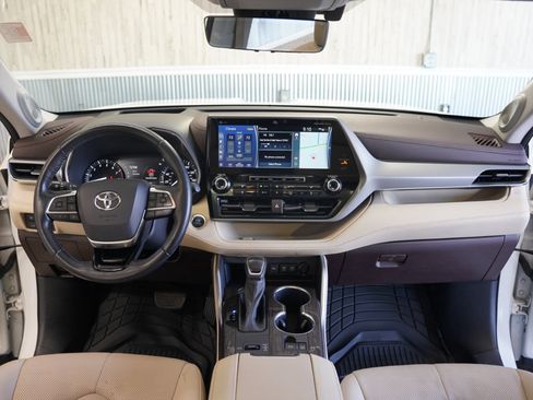 Used 2021 Toyota Highlander Platinum image 17