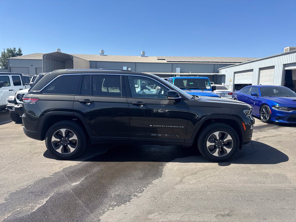 Used 2023 Jeep Grand Cherokee 4WD 4xe image 2