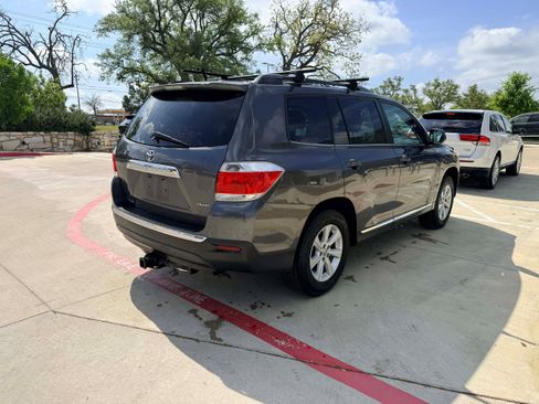 Used 2011 Toyota Highlander SE w/ Tow Pkg image 6