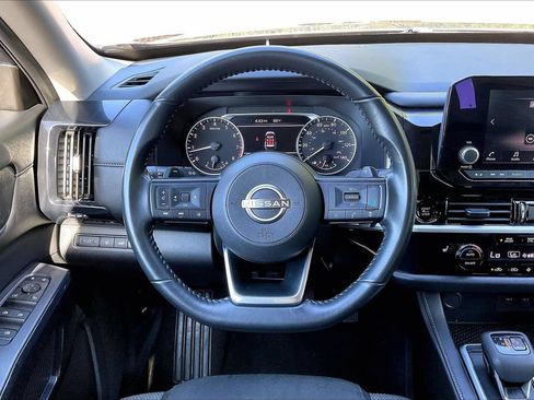 Used 2025 Nissan Pathfinder SV AWD/4WD image 9