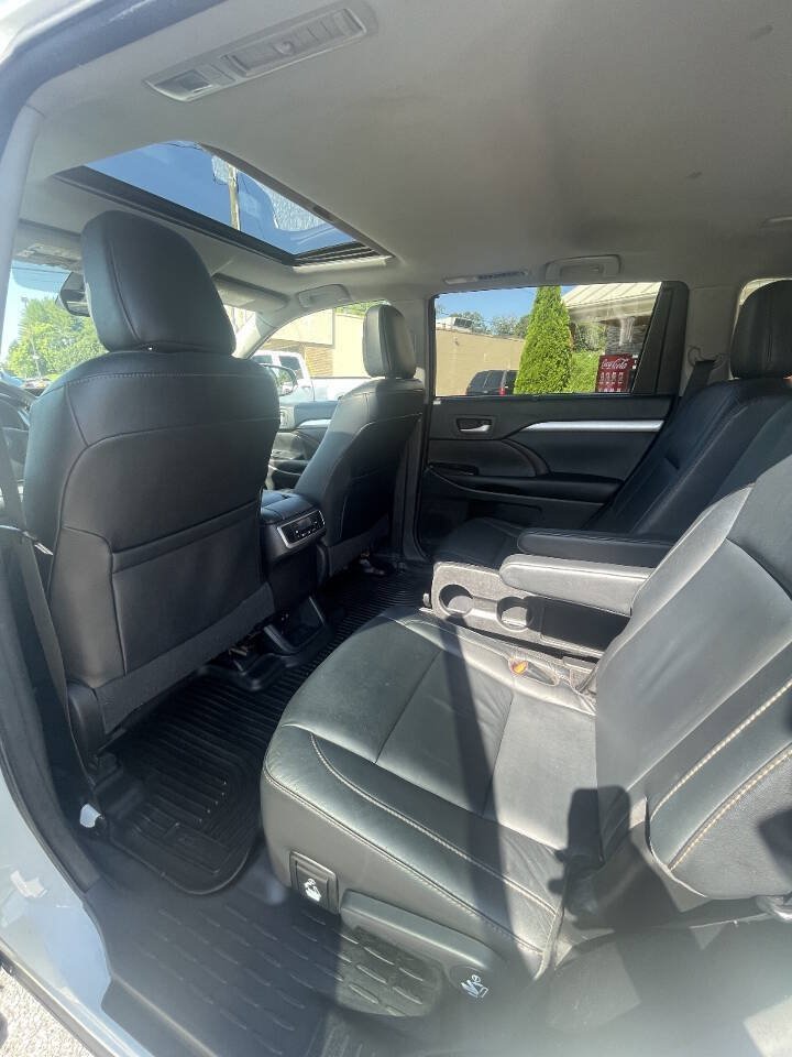 Used 2017 Toyota Highlander XLE FWD image 12