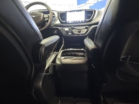 Used 2025 Chrysler Pacifica Limited image 23