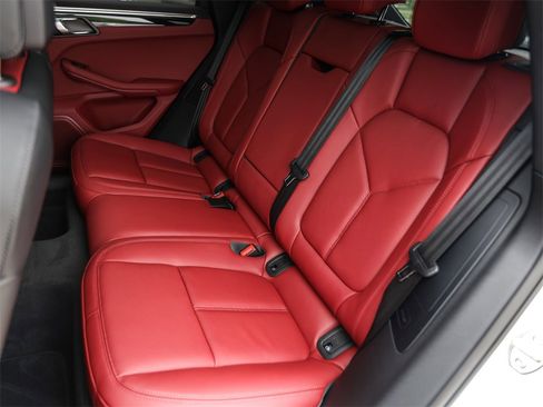 Certified 2025 Porsche Macan image 31