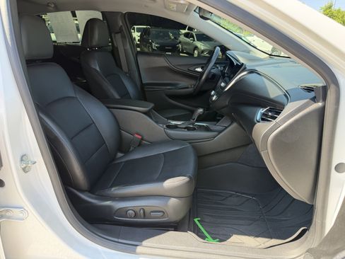 Used 2018 Chevrolet Malibu LT w/ Leather Package FWD image 10