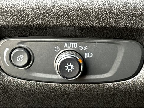 Used 2023 Chevrolet Traverse LT image 13