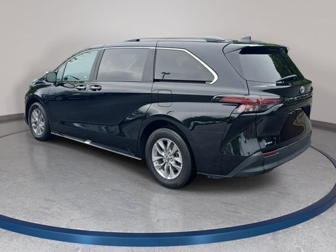 Used 2025 Toyota Sienna XLE FWD image 7