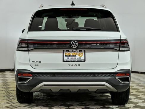 Used 2025 Volkswagen Taos SE w/ Panoramic Sunroof Package image 6