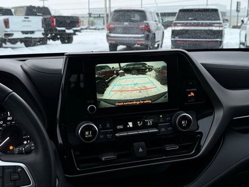 Used 2024 Toyota Highlander LE image 3