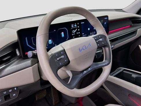 Used 2024 Kia EV9 Land image 18