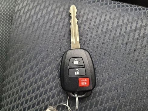 Used 2019 Toyota Highlander LE AWD/4WD image 32