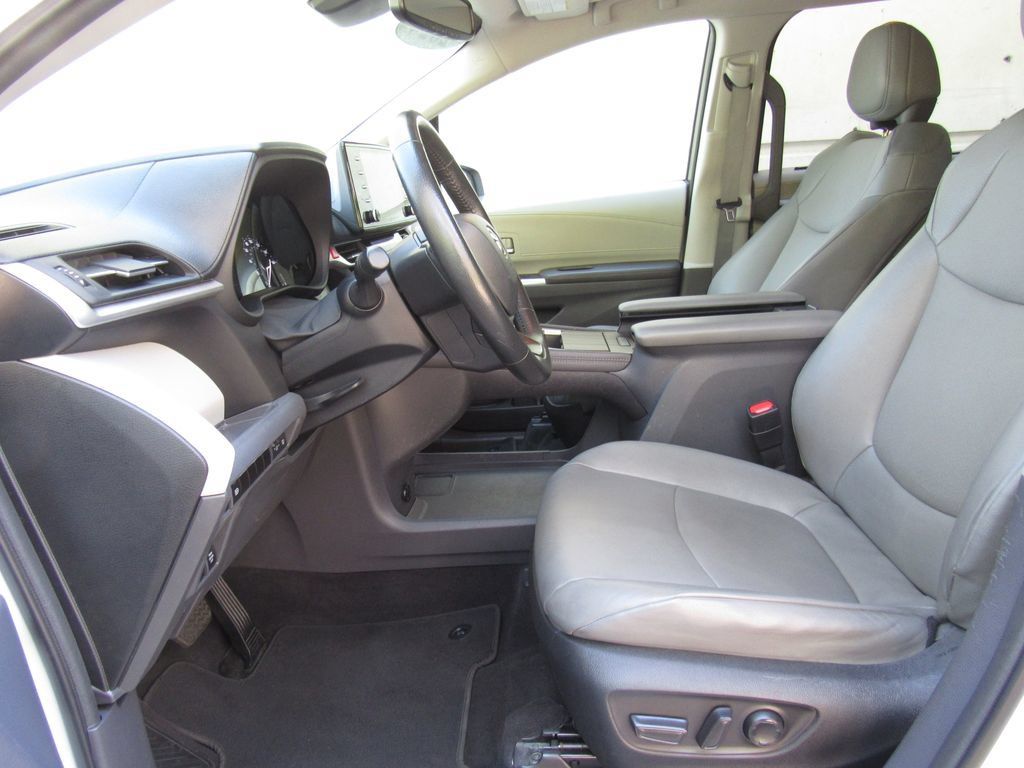 Certified 2024 Toyota Sienna XLE FWD image 10