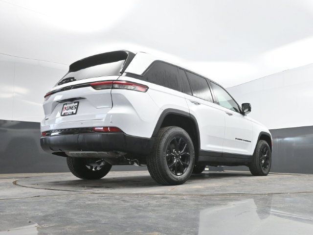 Used 2024 Jeep Grand Cherokee Altitude AWD/4WD image 46