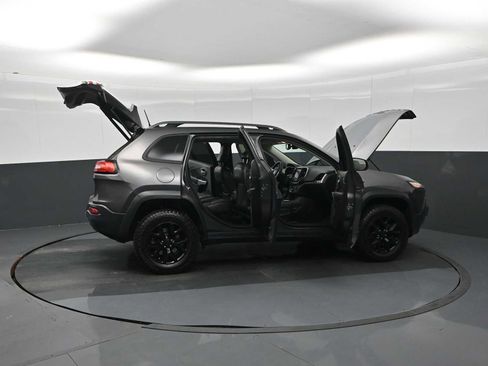 Used 2018 Jeep Cherokee Trailhawk w/ Quick Order Package 23L image 35