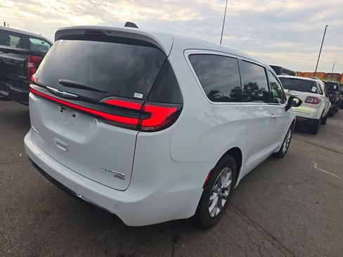 Used 2026 Chrysler Pacifica Limited AWD/4WD image 14