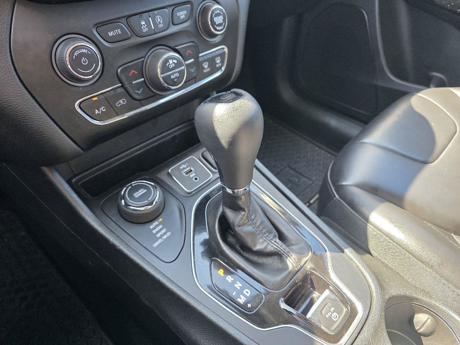 Used 2019 Jeep Cherokee Latitude Plus AWD/4WD image 14
