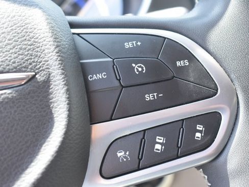 Used 2024 Chrysler Pacifica Limited FWD image 23