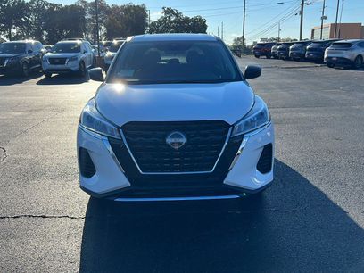 New 2025 Nissan Kicks Play S