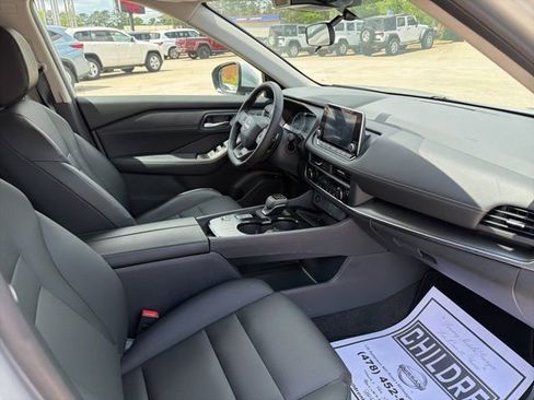 Used 2025 Nissan Rogue SV w/ SV Premium Package image 14