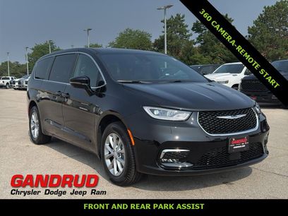 New 2025 Chrysler Pacifica Select