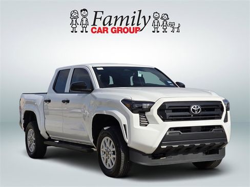 Used 2025 Toyota Tacoma SR image 2