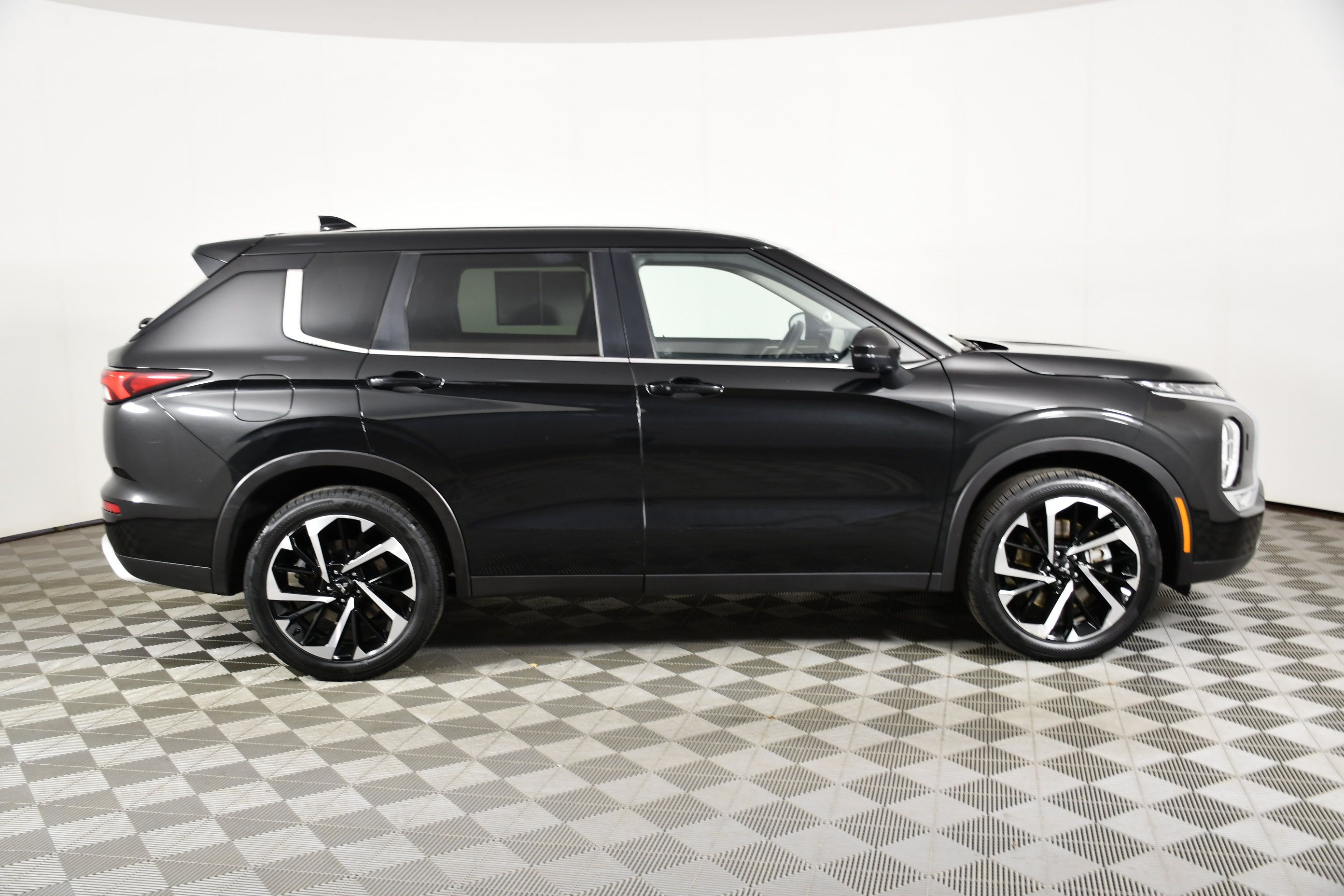 Used 2023 Mitsubishi Outlander SE AWD/4WD image 5