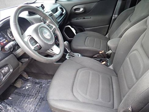 Used 2018 Jeep Renegade Latitude w/ Popular Equipment Group AWD/4WD image 7