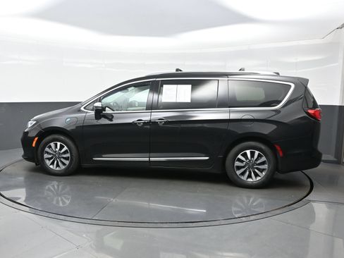 Used 2021 Chrysler Pacifica Limited w/ Uconnect Theater Family Group FWD image 3