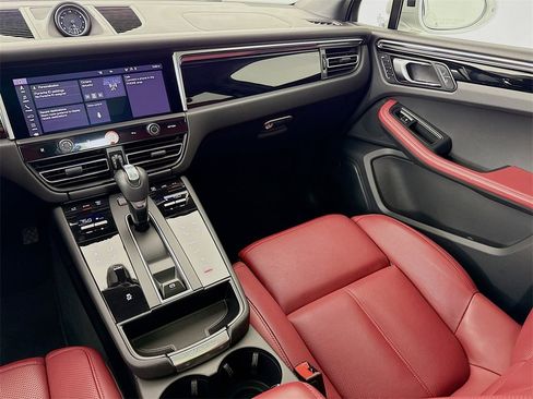 Certified 2025 Porsche Macan image 27