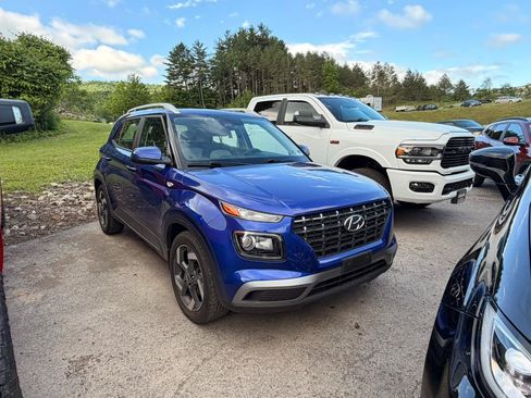 Used 2023 Hyundai Venue SEL FWD image 1