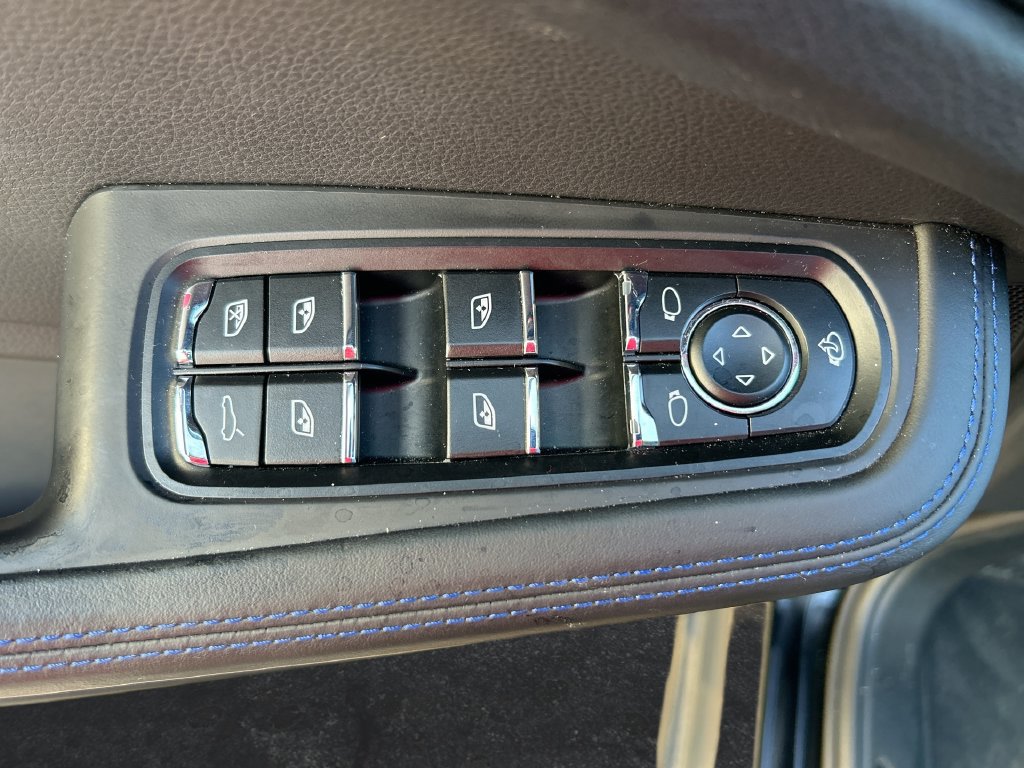Used 2024 Porsche Macan AWD/4WD image 14