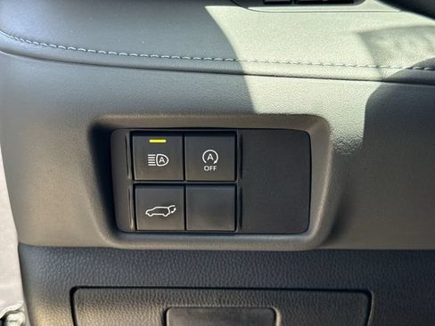 Used 2024 Toyota Highlander LE AWD/4WD image 23