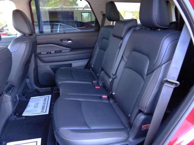 Used 2024 Nissan Pathfinder SL AWD/4WD image 16
