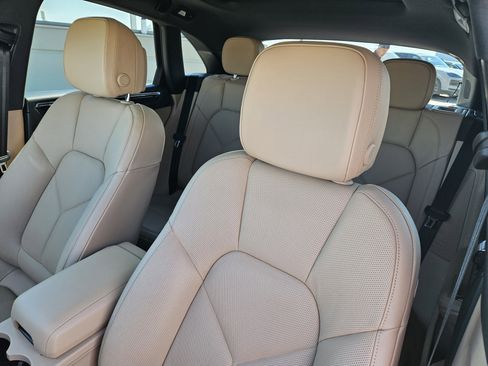 Certified 2025 Porsche Macan image 6