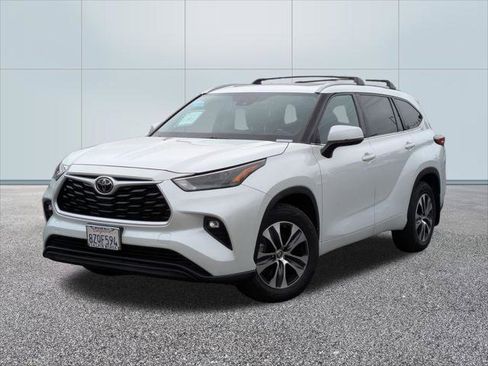 Used 2022 Toyota Highlander XLE FWD image 1
