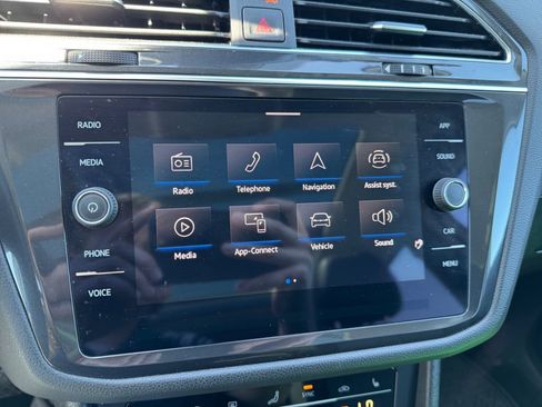 Used 2023 Volkswagen Tiguan SE w/ Panoramic Sunroof Package FWD image 21