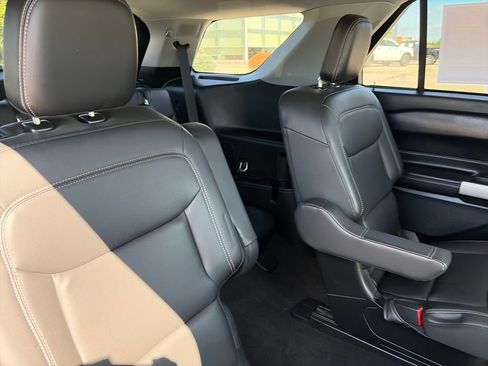 Used 2024 Ford Explorer XLT w/ Equipment Group 202A AWD/4WD image 32
