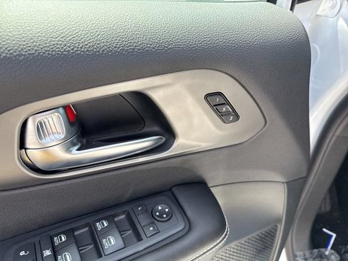 New 2027 Chrysler Pacifica Select FWD image 17