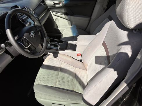 Used 2014 Toyota Camry LE image 5